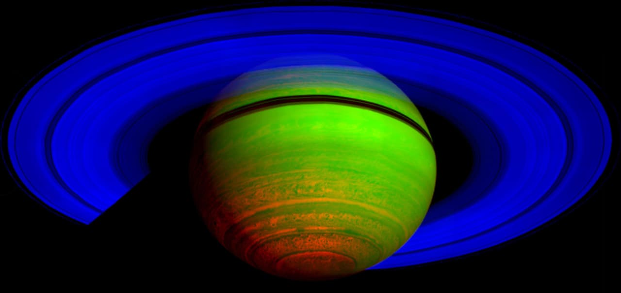 Esta imagen compuesta de colores falsos muestra los anillos de Saturno y el hemisferio sur a partir de 65 observaciones individuales del espectrómetro de mapeo visual e infrarrojo de Cassini.