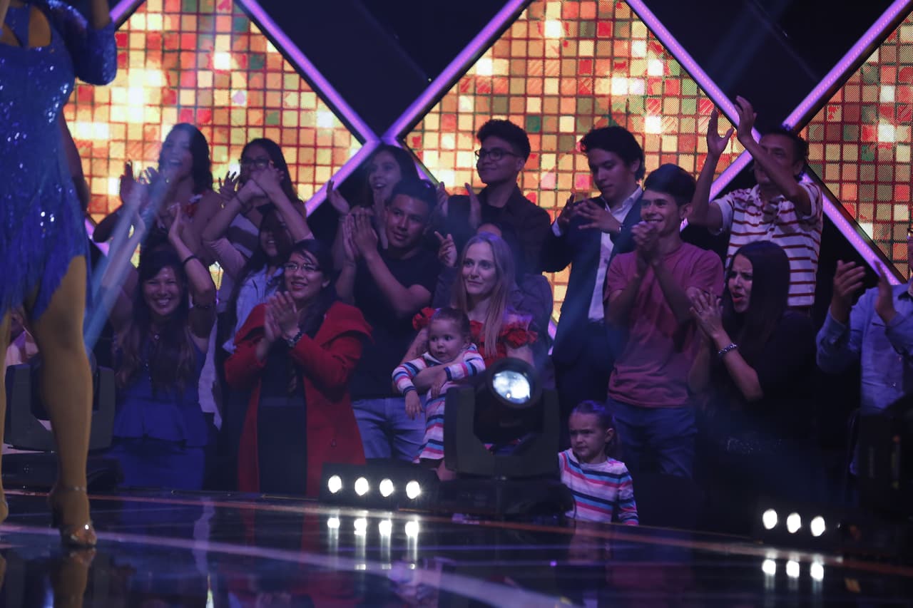 Carolina Van Wielink estuvo entre el público apoyando a Pablo Montero, en compañía de sus dos pequeñas.