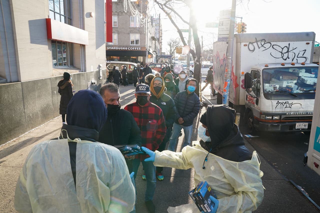 Kits de prueba de covid-19 para el hogar son entregados en un sitio de exámenes donde se han formado largas filas en las últimas horas en Brooklyn, Nueva York el 23 de diciembre.
<br>
<br>La propagación de la variante ómicron del coronavirus, menos letal pero más infecciosa, coincidió con el deseo de muchos de hacerse la prueba antes de reunirse con sus seres queridos en la temporada navideña.
<br>