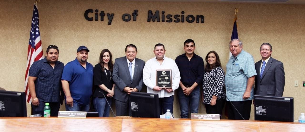 El Grupo Duelo fue honrado al recibir las llaves de la ciudad de Mission, Texas, tras haber realizado un evento para celebrar a los niños en su día.