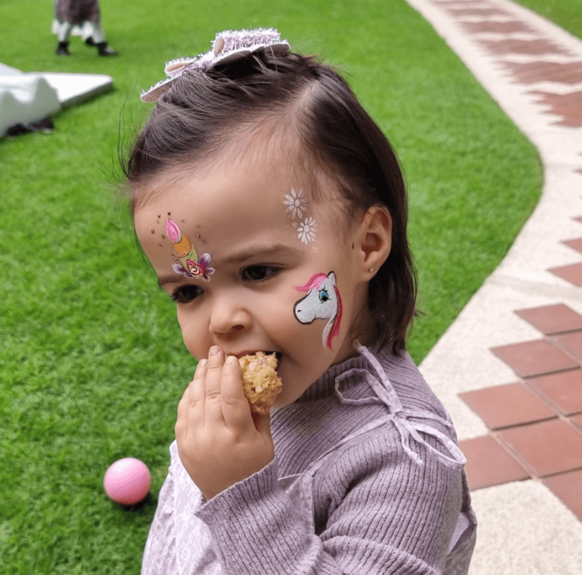 Kira, nacida el 26 de diciembre de 2019, disfrutó su cumpleaños con muchos dulces y dibujos en la cara, rodeada de sus padres y muchos amigos.