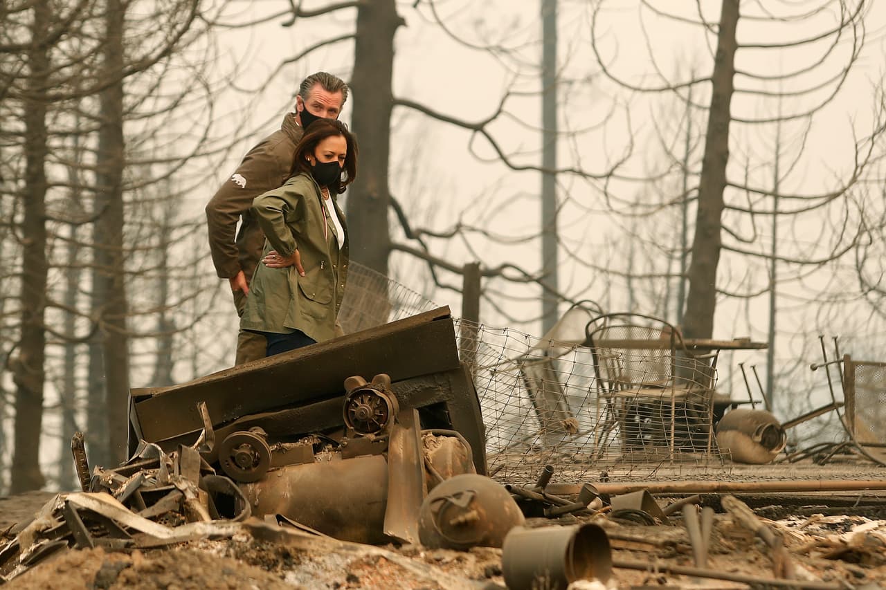 Kamala Harris y el gobernador Gavin Newsom visitaron el centro de evacuación Creek Fire establecido en el Centro Educativo Clovis North en el noreste de Fresno. Newsom dejó en claro que la apoyaba a ella y a la campaña de Joe Biden.