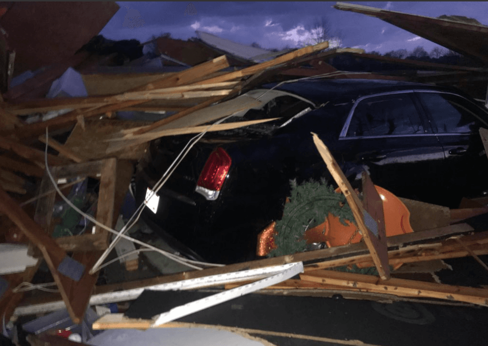 Se cayeron árboles, el tendido eléctrico y varias estructuras.