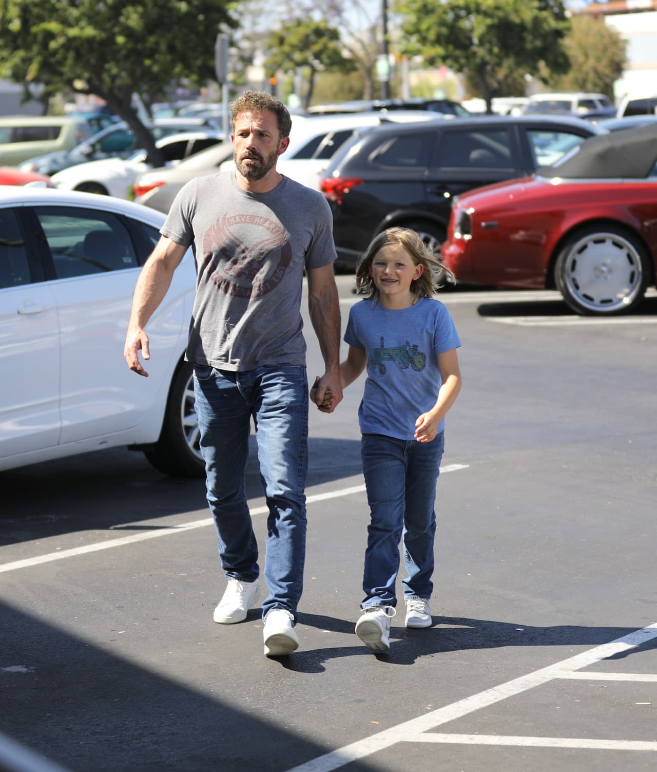Dando muestra de que ya comparten todo, el 12 de junio Ben Affleck fue fotografiado mientras paseaba con su hijo Samuel en el nuevo Rolls Royce Dawn de Jennifer Lopez. 
<br>