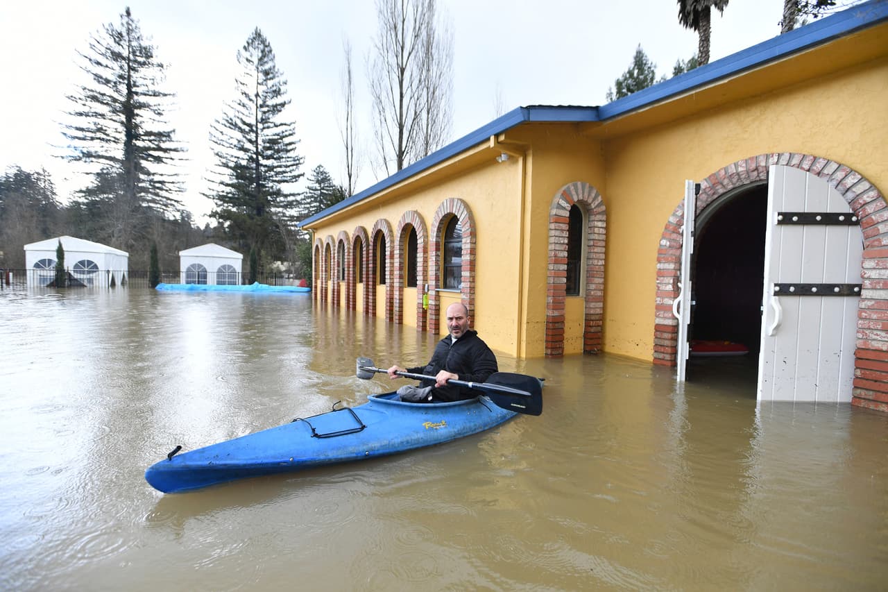 Con una actitud muy resuleta, estos turistas parecieran seguir, el dicho aquel que reza: "Al mal tiempo, buena cara". (Foto AP / Josh Edelson)