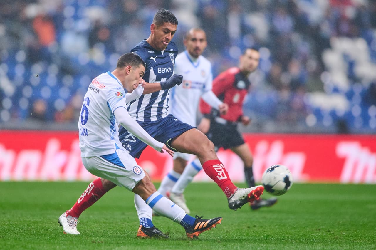 Cruz Azul derrotó 0-2 a Rayados de Monterrey con polémica del VAR, un penal y varias expulsiones.