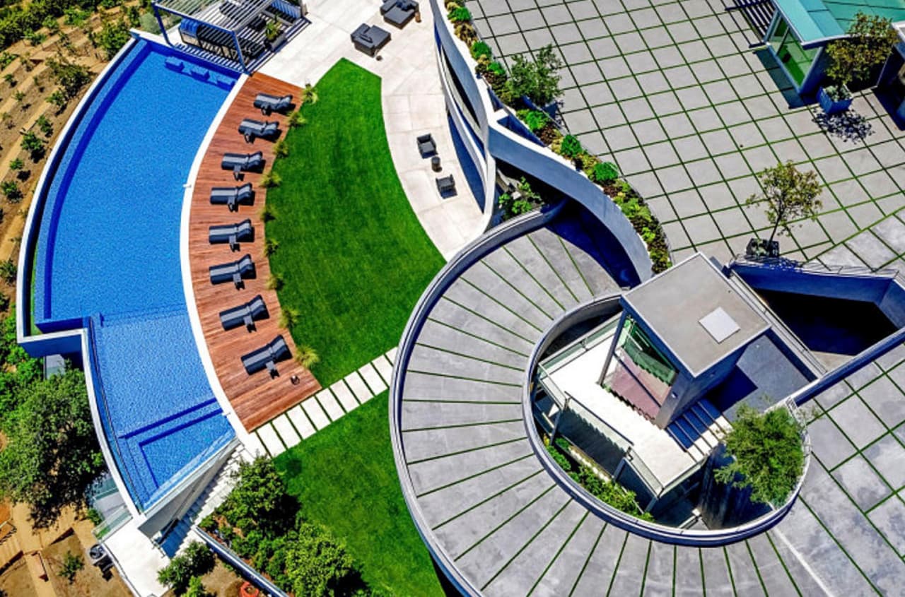 La mansión tenía un costo original de
<b> 42 millones de dólares</b>, pero finalmente el ex de Kylie Jenner pudo adquirirla casi a mitad de precio, en 
<b>23 millones.</b>
<br>