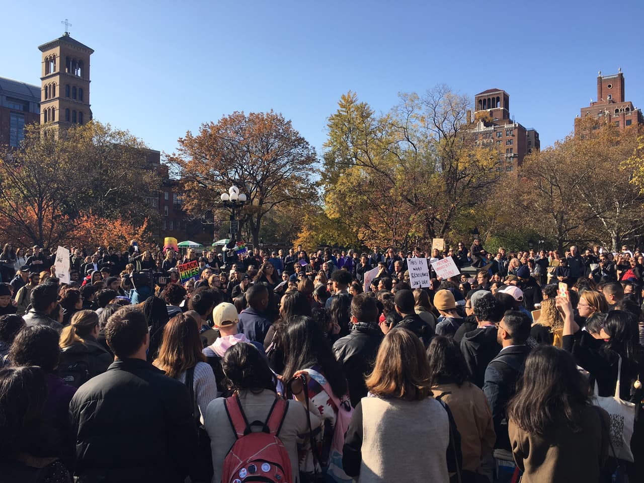 Varios estudiantes de New York University (NYU) se aglutinarion en el Washington Square Park para pedir que su universidad sea un campus santuario.