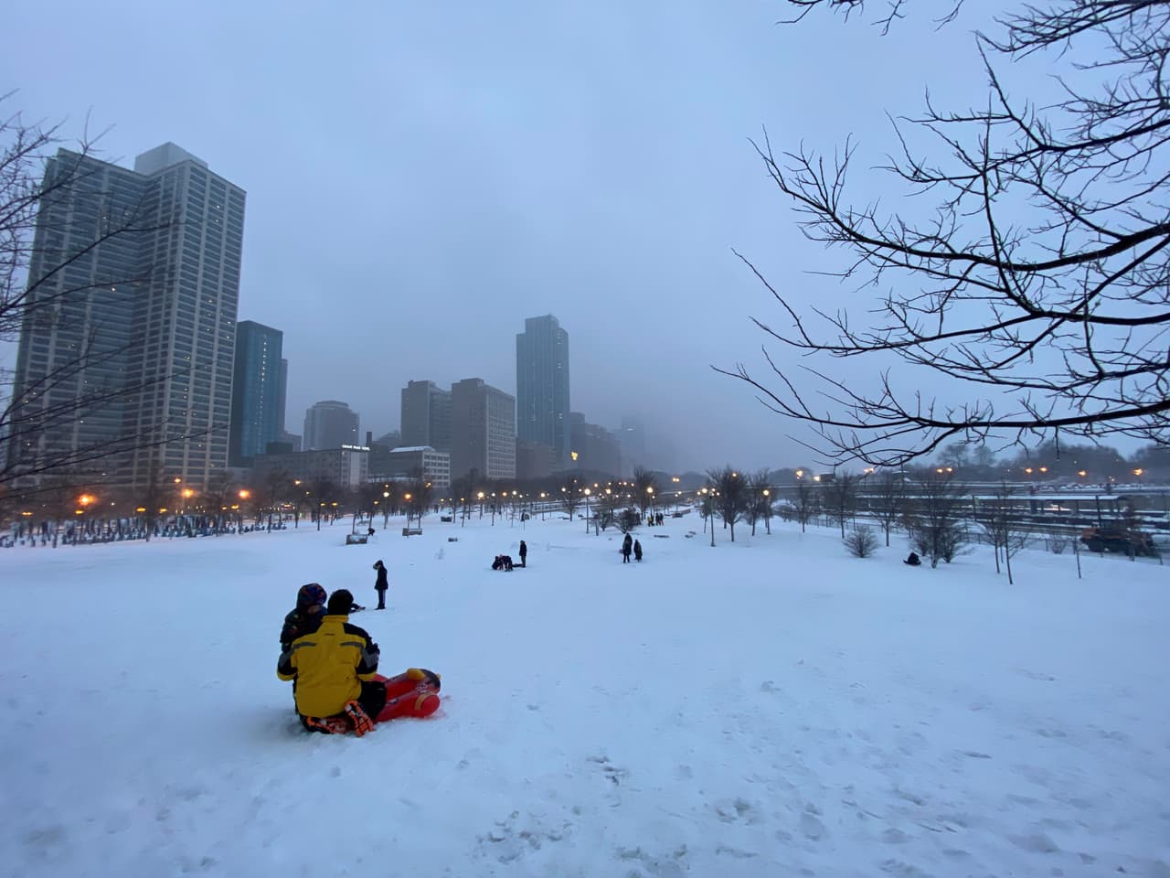 Los niños con sus deslizadores disfrutaron de la nieve. Hubo quien también hizo un gigante muñeco de nieve.