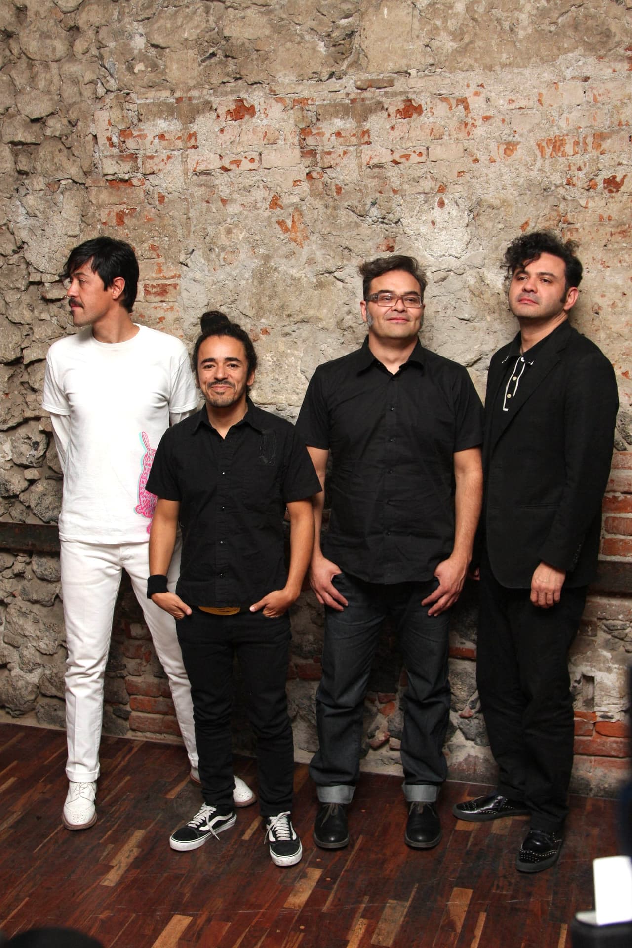 Cuando Incubus y Café Tacvba anunciaron su colaboración en 2004, generó mucha expectativa. Las dos bandas se unieron para cantar el tema ‘Qué Pasará’.
