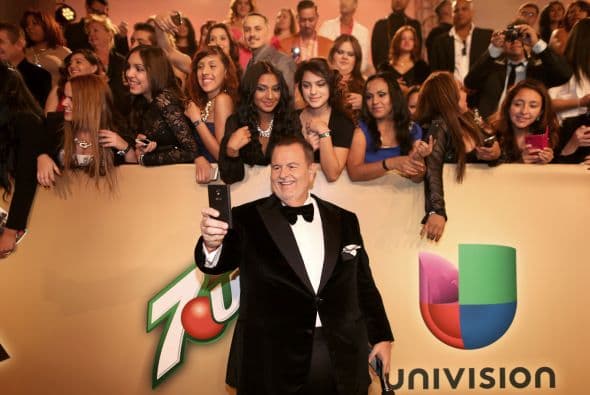 Una vez bajaban del escenario y durante la alfombra verde, se dieron la tarea de abrazarse, tomarse una que otra selfie y echarse uno que otro cuentito. ¡Y lo captamos todo!