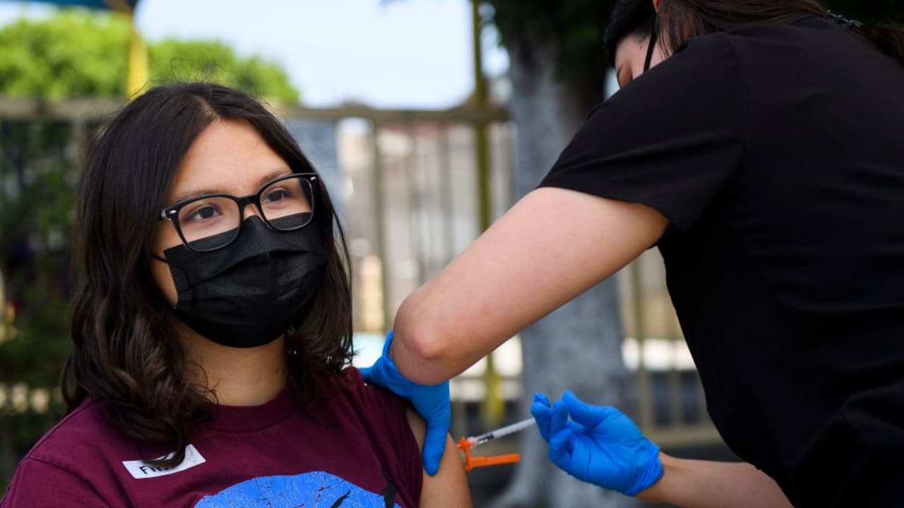 ¿Vacunas covid-19 obligatorias para tus hijos? Escuelas de Los Ángeles evalúan la medida para los estudiantes de clases presenciales