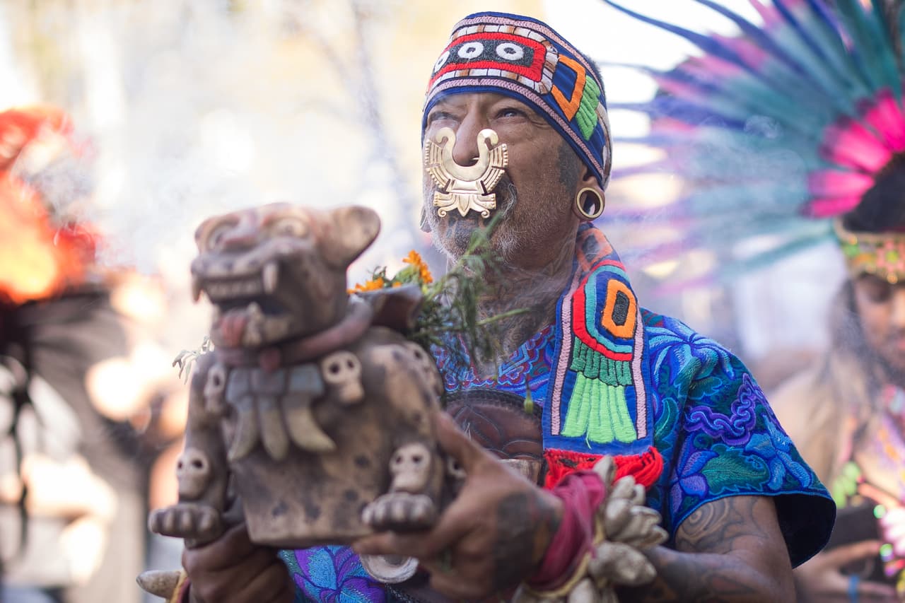 De acuerdo con sus tradiciones, cuando alguien moría, era envuelto en un petate y sus familiares organizaba una fiesta para guiarlo en su recorrido al Mictlán.
<br>