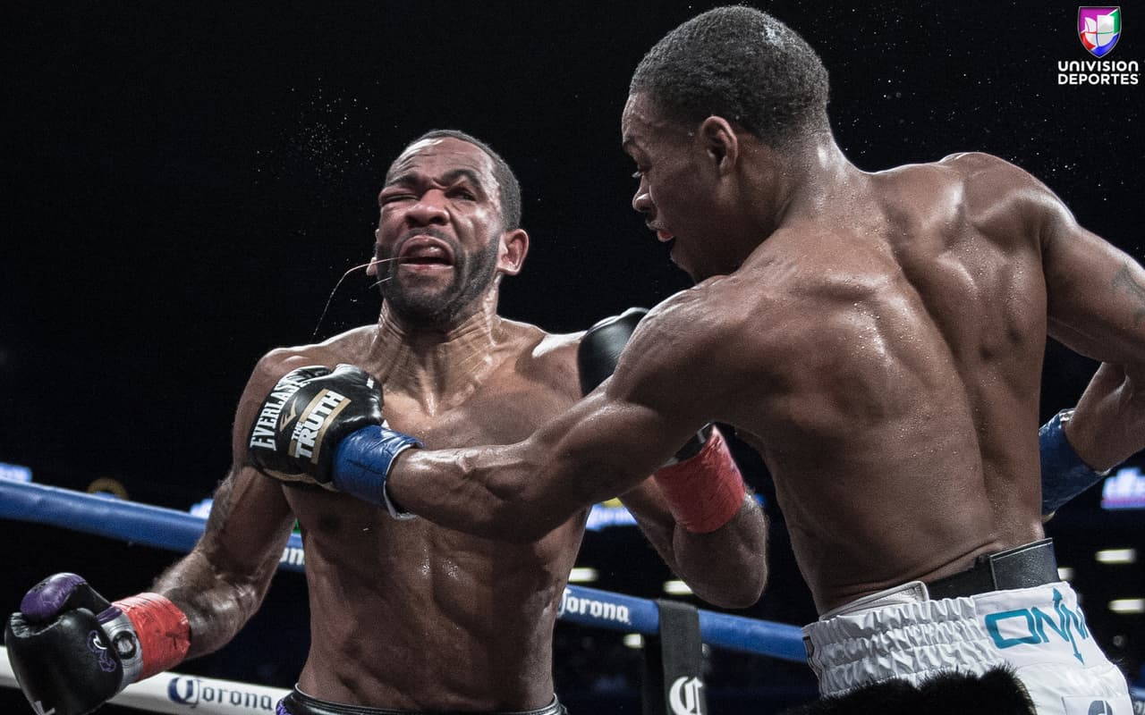 Errol Spence Jr. venció sin dificultades a Lamont Peterson y se mantiene invicto como campeón de peso welter del FIB. La diferencia fue mucha entre ambos pugilistas, incluso en el quinto asalto Peterson cayó a la lona, pero fue hasta el octavo round su entrenador ya no lo dejó salir a combatir.