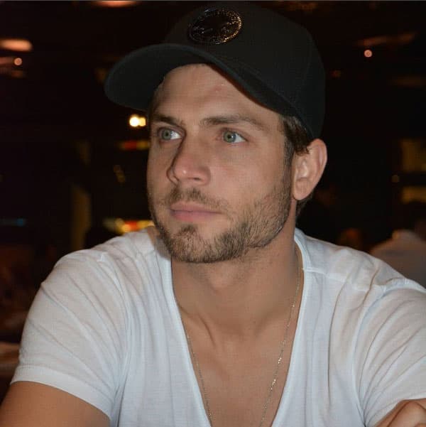 11. Se le ha relacionado con hermosas mujeres famosas como Aracely Arámbula, Grettell Valdez y su actual pareja Paulina Goto.