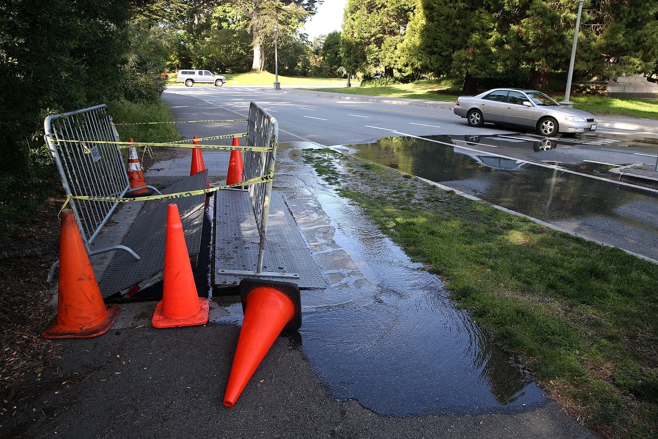 Conducir sobre la banqueta (menos dos puntos).