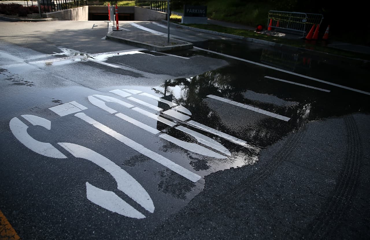 No detenerse por completo en un alto (menos un punto).