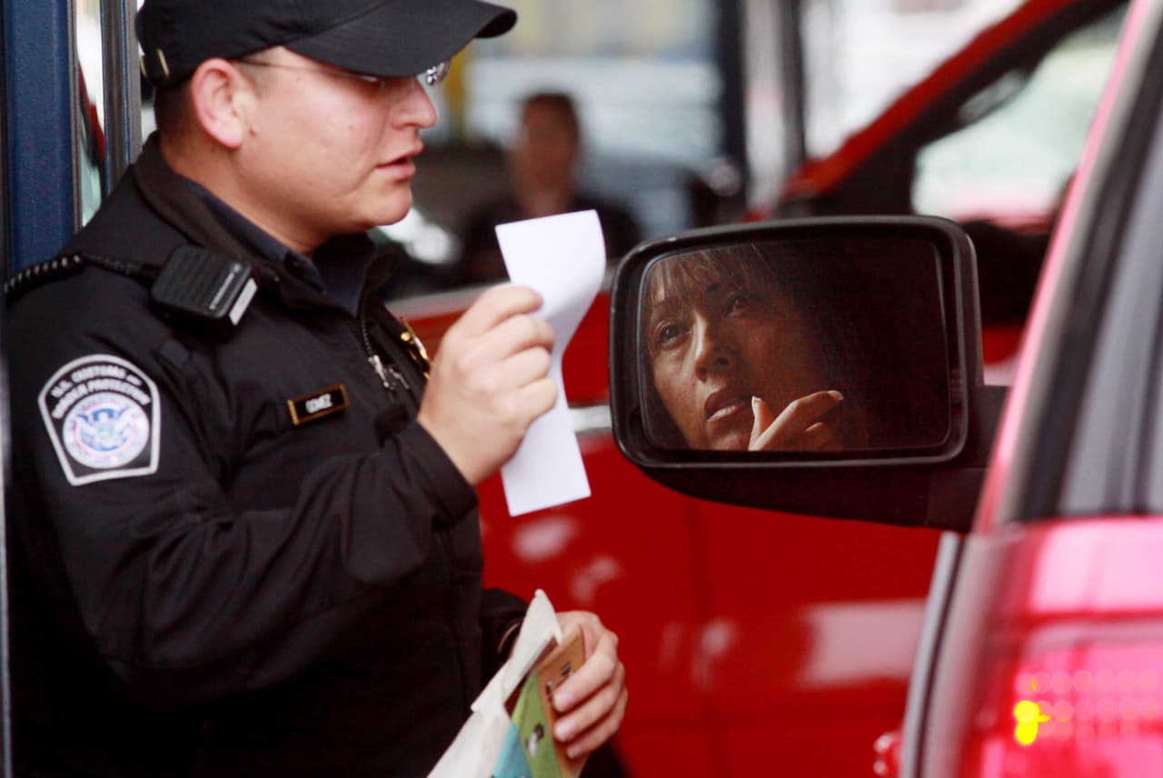 Evadir a un agente de policía (menos un punto).