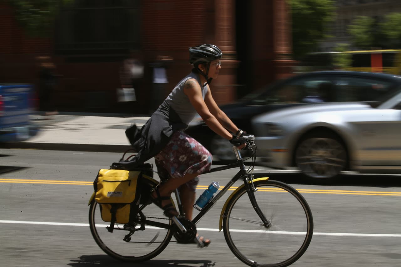 Manejar en el carril de las bicicletas (menos un punto).