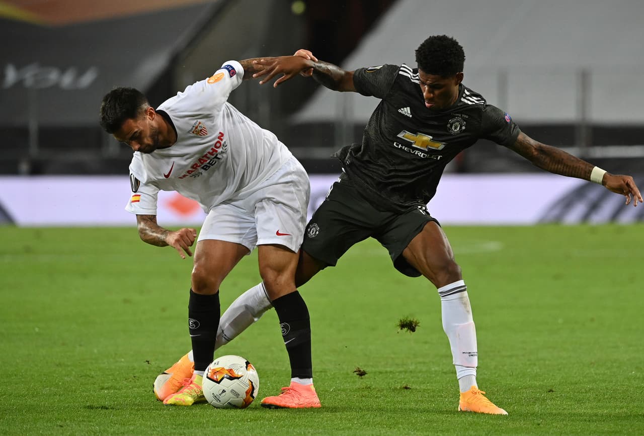 Diego Carlos del Sevilla es amonestado y sale otra tarjeta amarilla.