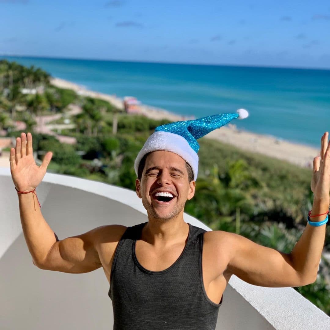 El guapo Alejandro Chabán es ejemplo de actitud y buena energía. Acá enviando sus buenos deseos para Navidad, con un hermoso mar azul de fondo.