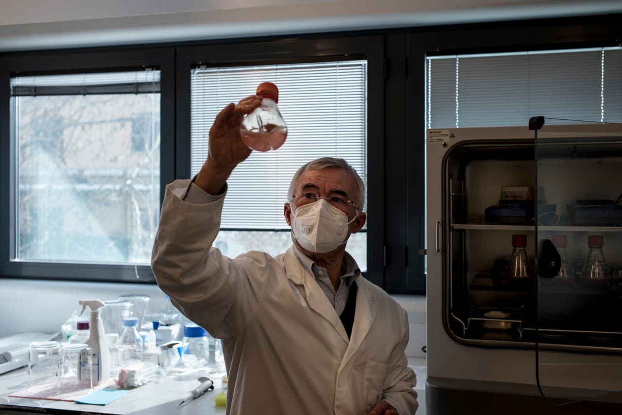 El director médico de Departamento de Manejo de Emergencias de Florida, el doctor Kenneth, explicó que “si se enferma, ya sea que esté vacunado o no, necesitamos un tratamiento seguro y eficaz y ahí es donde entran los 
<a href="https://www.univision.com/temas/anticuerpos-monoclonales">anticuerpos monoclonales</a>” .