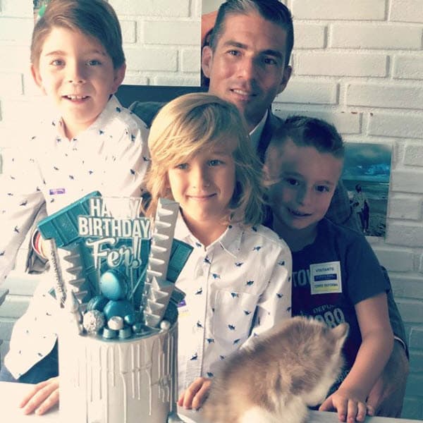 Los tres hijos del político fueron los más emocionados al sorprender a su padre en su lugar de trabajo.