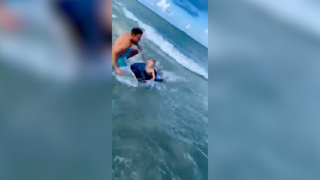 Policía se lanza al mar y salva a un niño de ser atacado por un tiburón en Florida