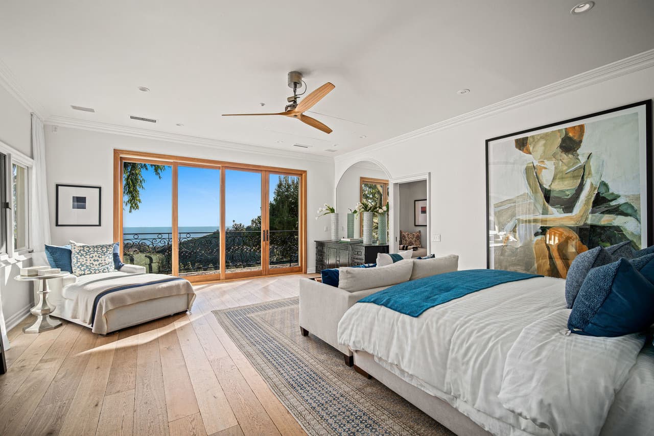 "Una vez que terminen la cuarentena y el encierro, 
<b><a href="https://www.univision.com/famosos/nuevo-trabajo-y-hogar-meghan-markle-y-harry-comienzan-en-los-angeles-su-vida-fuera-de-la-realeza-fotos" target="_blank">Harry y Meghan se mudarán a su nuevo hogar</a></b>, y quieren que Doria sea incluida en estos planes", dijo el informante.
<br>