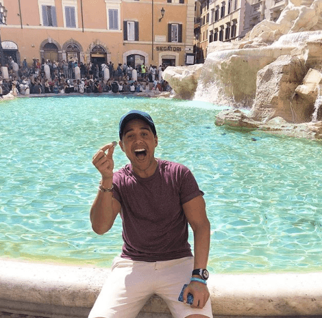 En las imágenes con las que Chabán ha querido compartir esta alegría con sus seguidores, se le ve feliz recorriendo los lugares más emblemáticos de Francia e Italia.