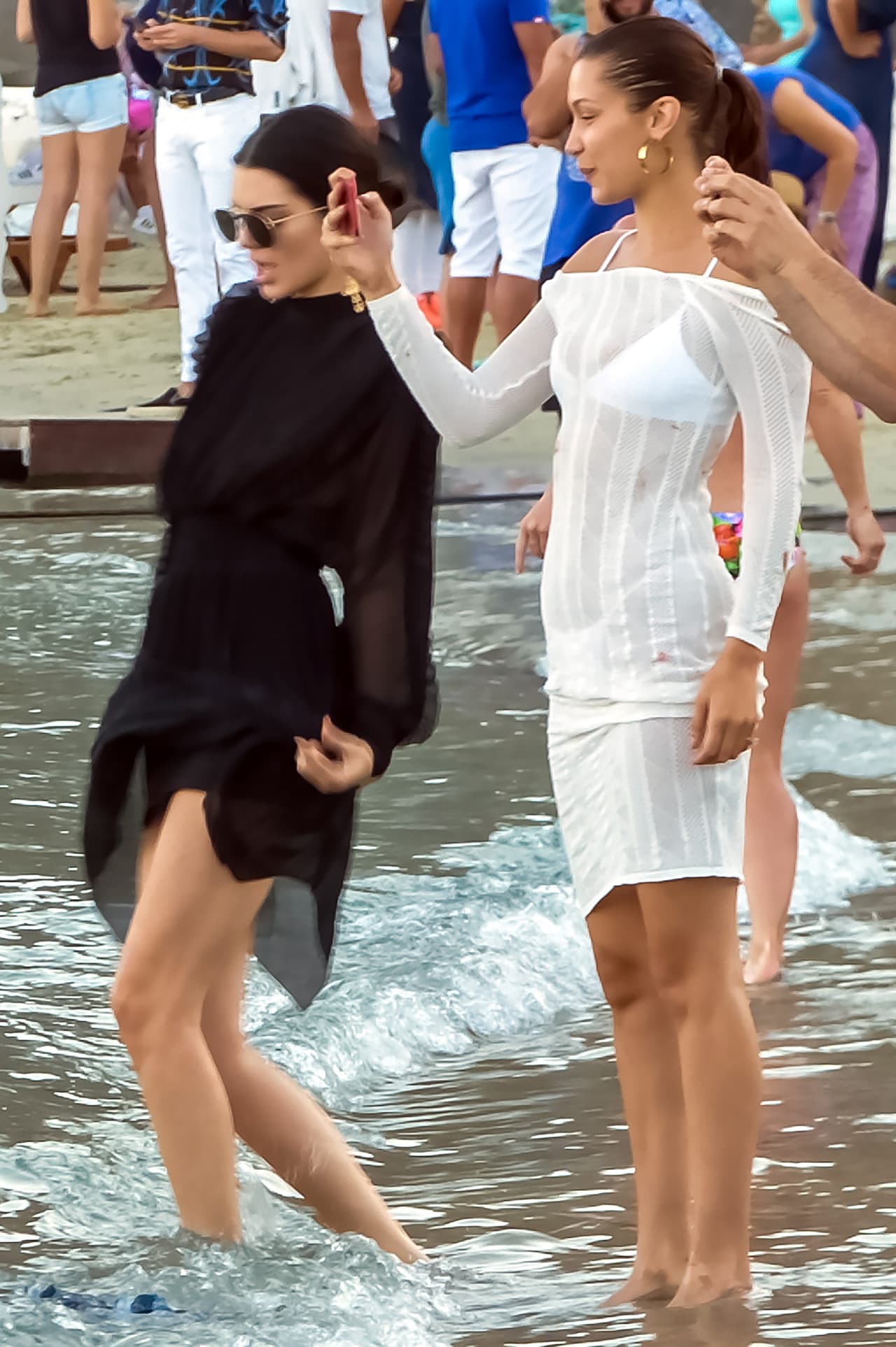 El clima en Mykonos, Grecia, está este verano por encima de los 80 grados farenheit. Sin embargo, Kendall Jenner se metió al mar con un vestido negro, largo y con los brazos cubiertos junto a su amiga su Bella Hadid.