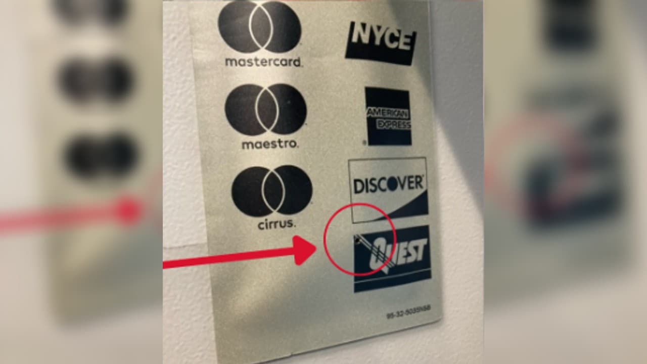 Cuando los oficiales llegaron a la escena, localizaron a un sospechoso cerca del cajero automático que coincidía con la descripción dada por el que llamó y lo detuvo sin incidentes.