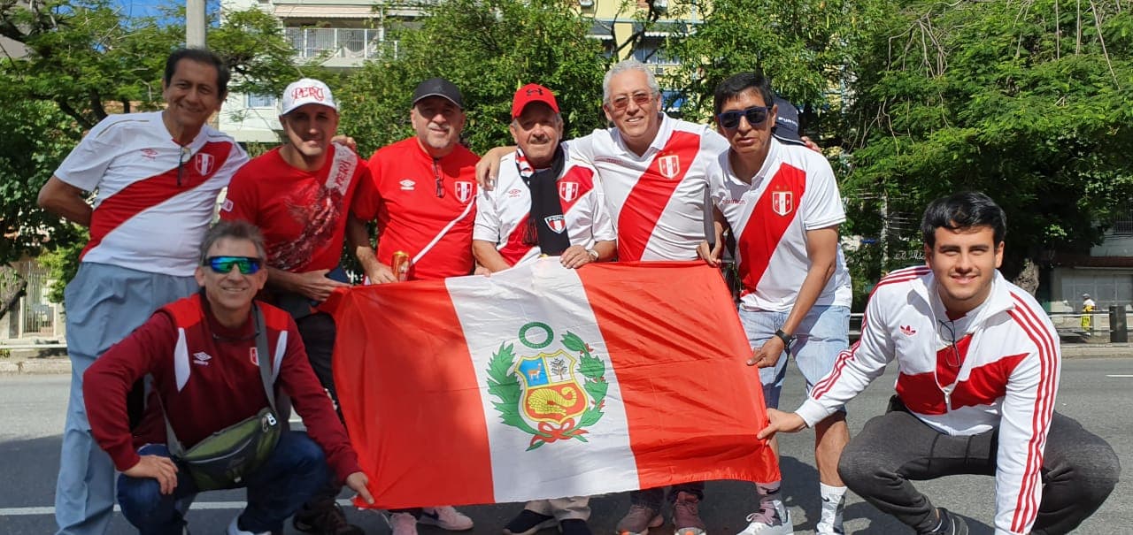 Los fanáticos sudamericanos están listos en las afueras del Estadio Maracaná para la Final de la Copa América que protagonizarán las selecciones de Brasil y Perú.