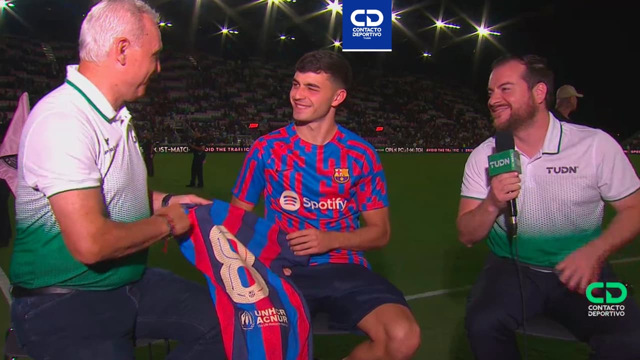 ¡De crack a crack! Stoichkov le hereda su '8' a Pedri en el Barcelona