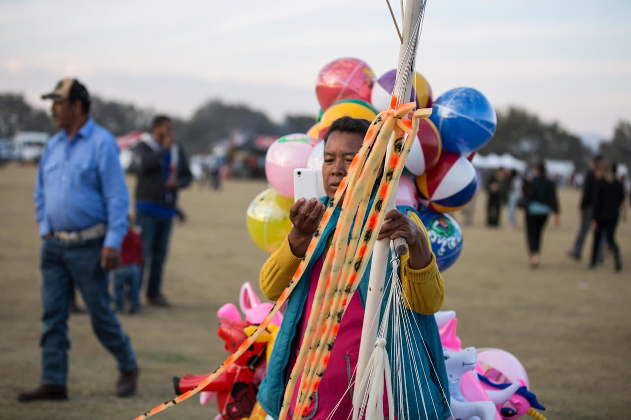 Aprovecando la afluencia de numerosos asistentes, al evento se acercaron comerciantes ambulantes que también quisieron un recuerdo de su presencia en los ya famosos XV de Rubí.