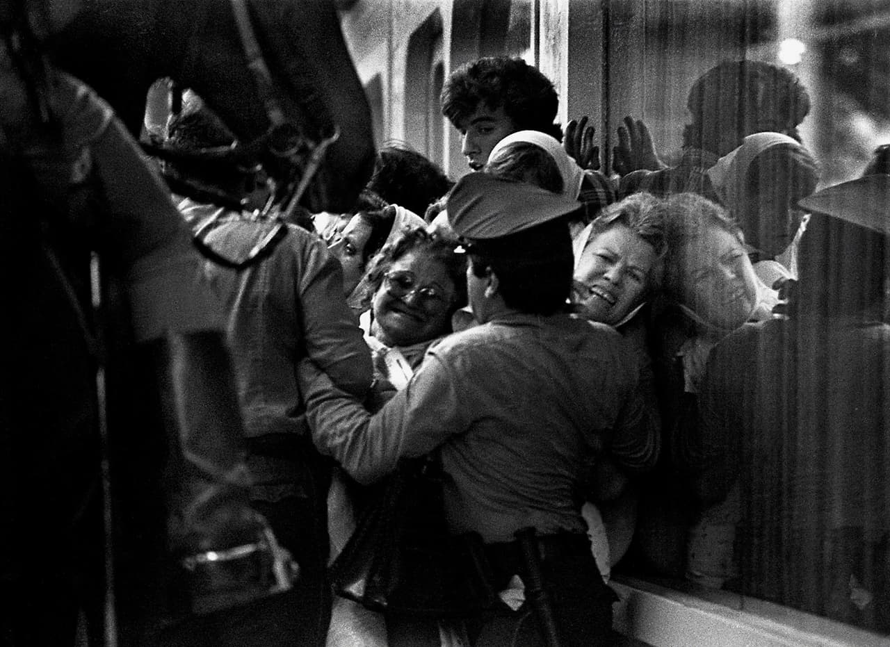 Lilia Orfanó, de las Madres de la Plaza de Mayo, intenta pasar el cordón policial en la Marcha de la Resistencia de diciembre de 1982. Foto de Getty Images.