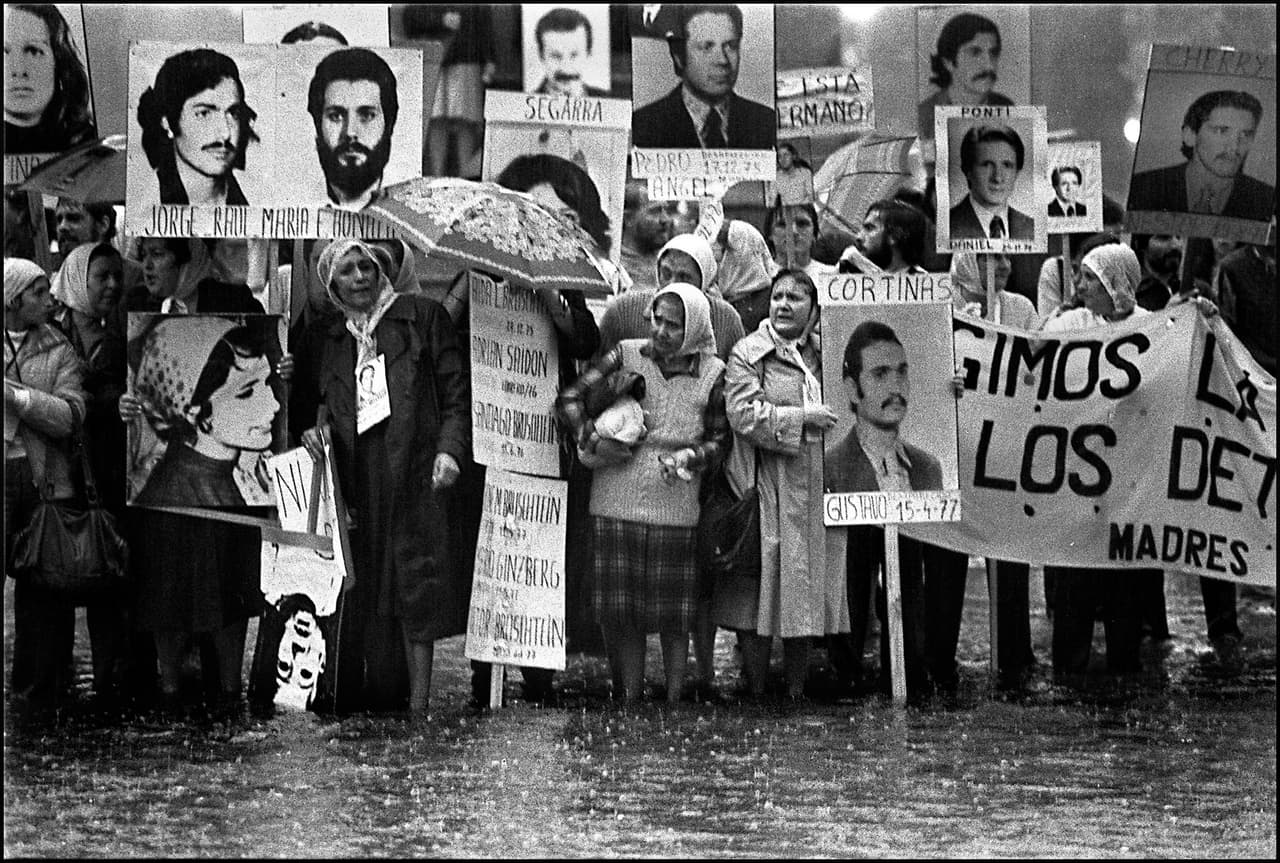 Nora Cortina, presidenta de las Madres de la Plaza de Mayo Línea Fundadora, porta un retrato de su desaparecido hijo Gustavo durante una marcha en 1982. Foto de Getty Images.