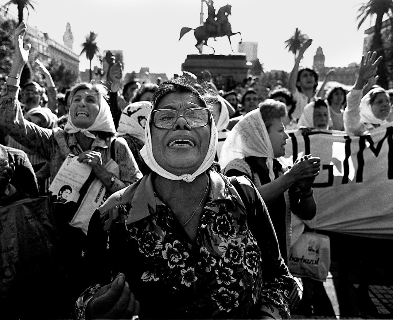Clara Jurado, de las Madres de la Plaza de Mayo, reclama por saber el paradero de su hijo frente al Palacio Presidencial en 1982. Foto de Getty Images.