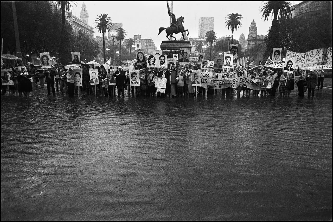 Las Madres de la Plaza de Mayo durante una marcha frente a la Casa Rosada en 1982. Según organizaciones de DDHH, unas 30,000 personas desaparecieron durante la dictadura. Foto de Getty.