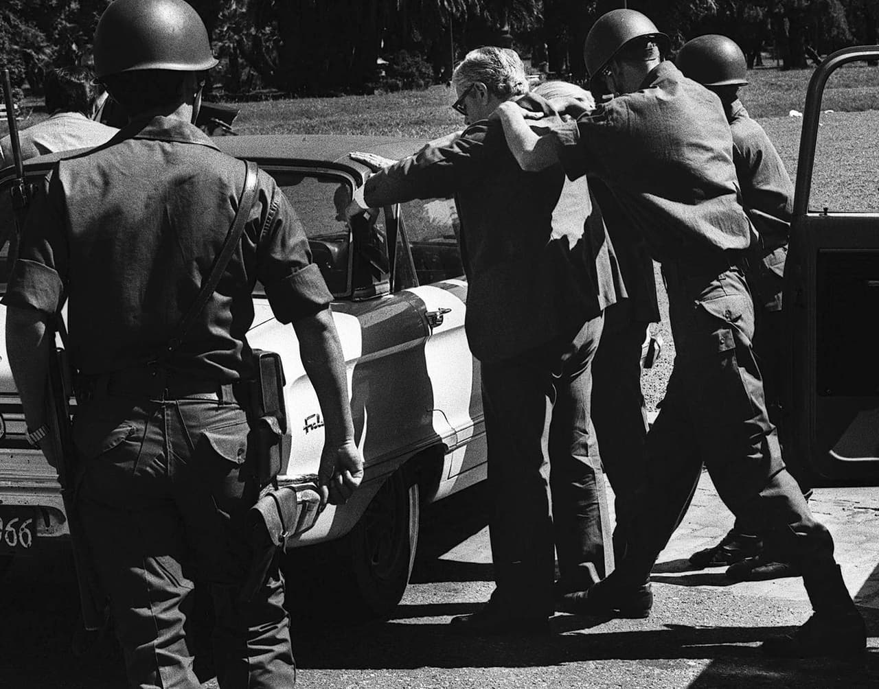 Un soldado argentino verifica a un civil en un punto de control en Buenos Aires en 1977, un año después del golpe de Estado militar. Foto de Getty Images.