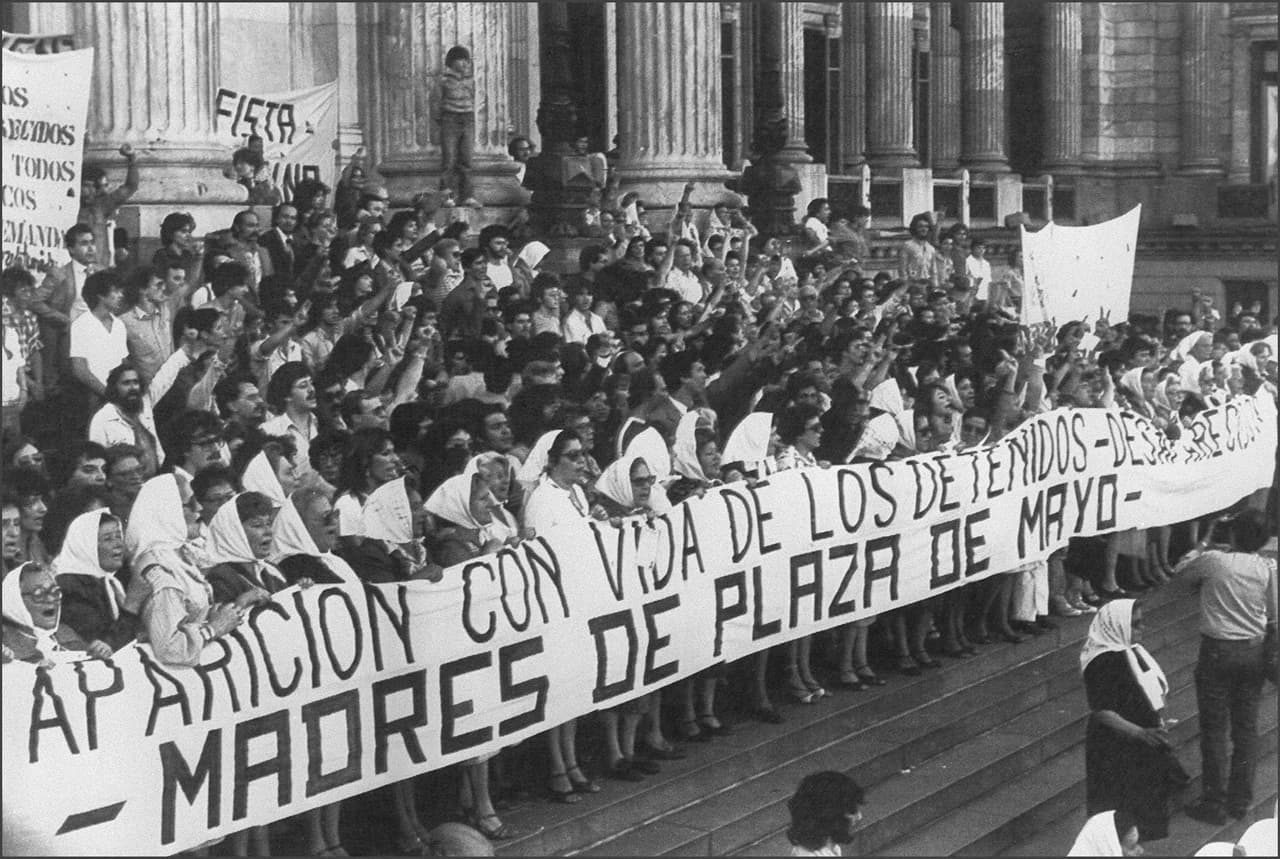 Las Madres de la Plaza de Mayo también llevaron su reclamo al Congreso argentino. En la foto, marchan el 28 de octubre de 1982. Foto de Getty Images.