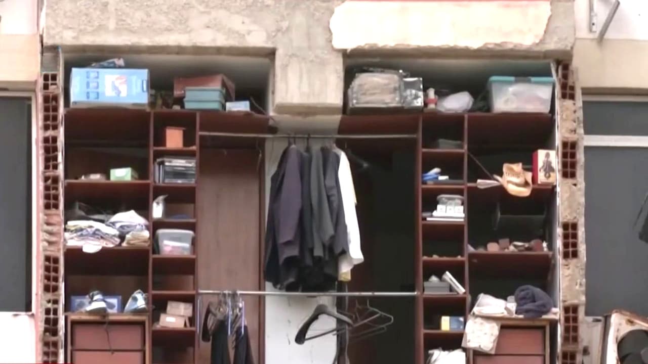 Familias regresan a edificios dañados para rescatar lo que les queda tras terremotos en Venezuela
