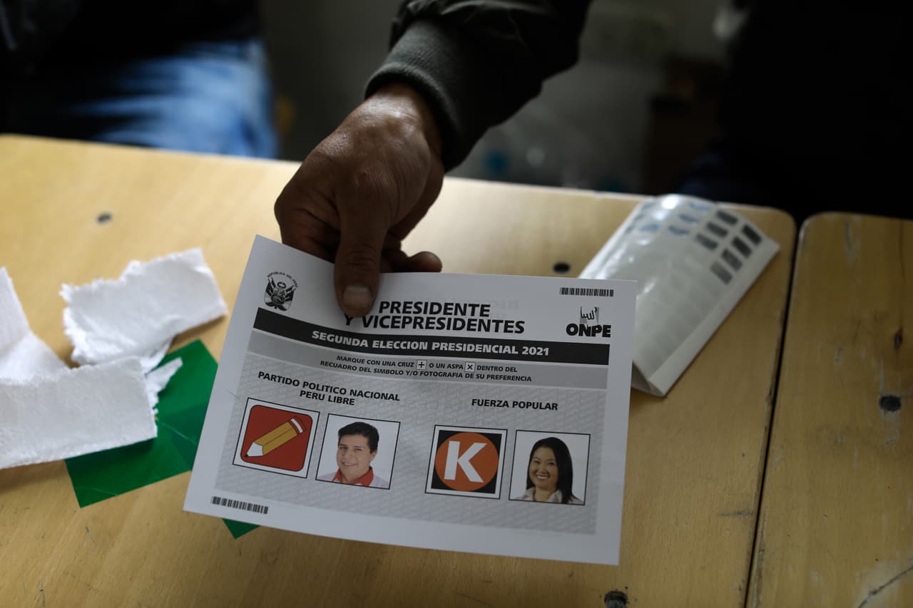 Un
<a href="https://www.univision.com/noticias/america-latina/conteo-rapido-elecciones-peru-fujimori-castillo-ipsos">conteo rápido de votos</a> realizado por la encuestadora Ipsos había dado un 50.2% para Castillo y un 49.8% para Fujimori. Esa proyección siguió a la
<a href="https://www.univision.com/noticias/america-latina/resultados-elecciones-peru-fujimori-castillo">encuesta a boca de urna</a> de la misma firma que había dado una leve ventaja a la candidata derechista.