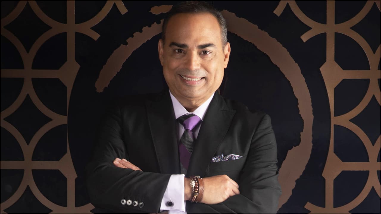 <h3 class="cms-H3-H3"><b>Gilberto Santa Rosa</b></h3>
<br>El legendario salsero ofrecerá una interpretación especial de su emblemática canción ‘Conteo Regresivo’ con Yuri, quien también será una de las conductoras principales de Premio Lo Nuestro 2022.