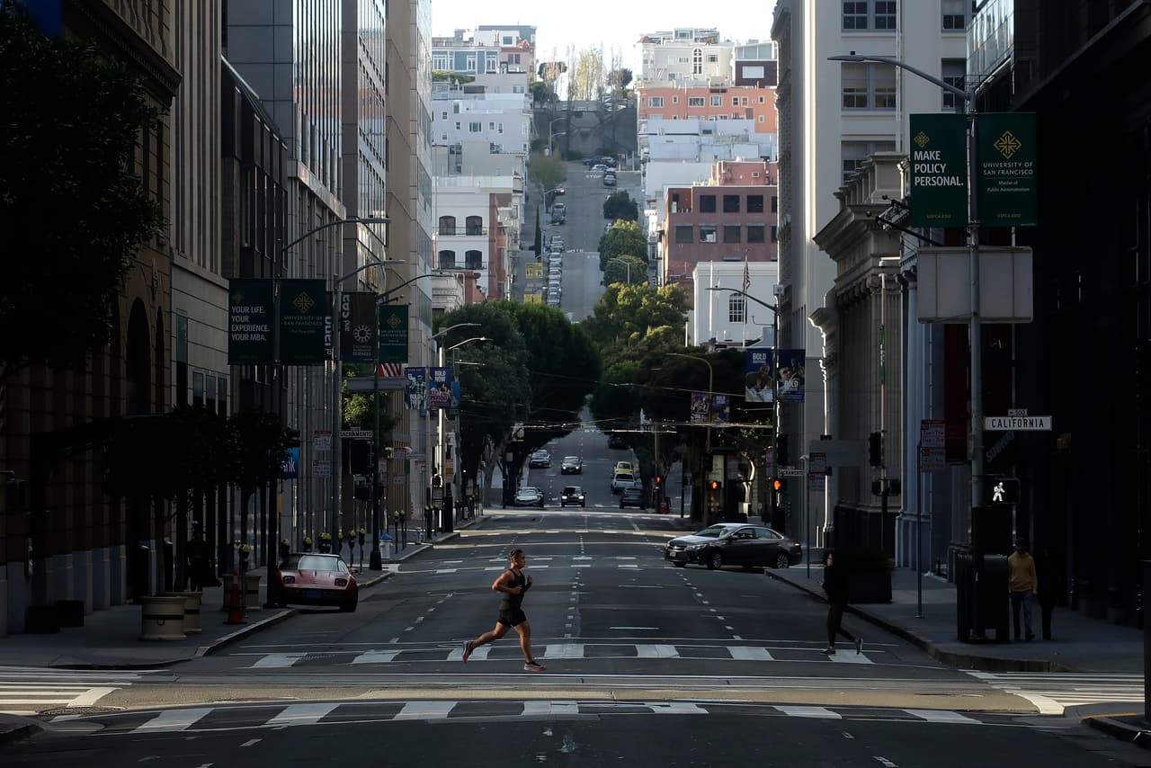 La medida histórica se anunció después de que se hiciera pública una carta que el gobernador le envió al presidente Donald Trump, en la que proyecta que en un periodo de ocho semanas 
<a href="https://www.univision.com/local/san-francisco-kdtv/california-proyecta-que-25-millones-de-residentes-se-infectaran-con-coronavirus-en-ocho-semanas" target="_blank">más de la mitad de los residentes del estado se contagiarán de covid-19</a>.