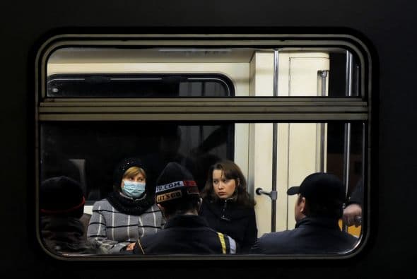 6. Reduzcamos al máximo la necesidad de interactuar personalmente con los compañeros de trabajo recurriendo al e-mail interno o a las teleconferencias. En las reuniones, es conveniente optar por la comida en caja y no por un almuerzo "buffet".