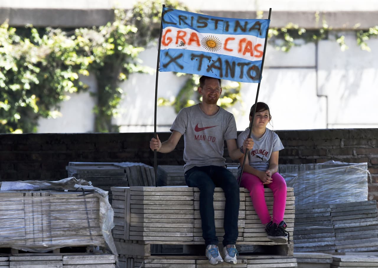 Un partidario de Cristina Fernández sostiene una bandera de agradecimiento a la presidenta saliente.