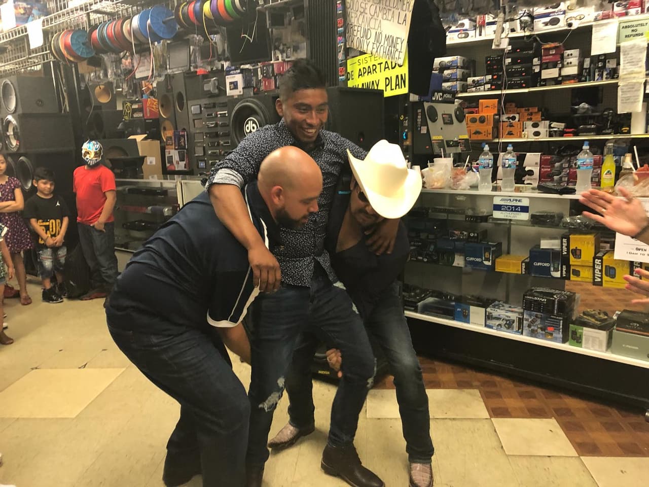 Y un pobre radioescucha no se salvó.