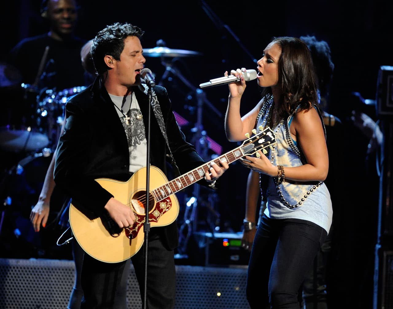 Alejandro Sanz y Alicia Keys interpretaron el tema 'Looking for paradise'.