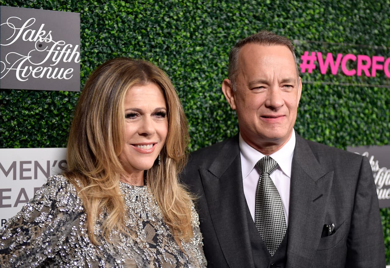 <b>Tom Hanks</b> (64) y su esposa
<b>Rita Wilson</b> (64), fueron de las primeras celebridades en comunicar que habían dado positivo a COVID-19 después de un viaje a Australia, el 12 de marzo.
